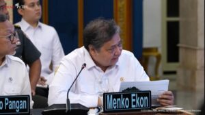 Airlangga Hartarto Terbang ke AS, Dorong Finalisasi Kesepakatan Tarif Dagang RI-AS: Implikasi Ekonomi dan Geopolitik yang Mendalam
