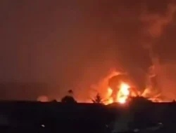 Kobaran Api Raksasa Ludeskan Pabrik Karet di Tanah Tinggi Tangerang, Belasan Armada Damkar Berjibaku Semalaman