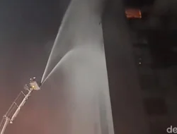 Kobaran Api Melalap Gedung Bapenda DKI: Dua Bronto Skylift Dikerahkan dalam Pertarungan Melawan Amuk Jago Merah di Jantung Ibu Kota